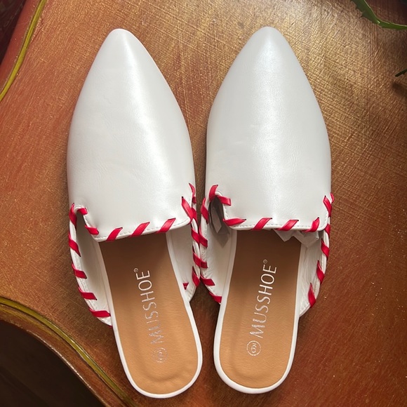 NWT MUSSHOE Red and white Mules for Women Slip On Pointed Toe Sz 9 Loafers Flats - Picture 3 of 9